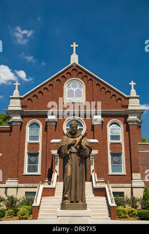 Statua di San Francesco di fronte al Santuario di Monte San Francesco in Floyd County, Indiana Foto Stock