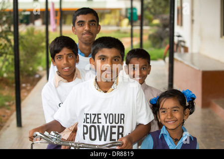 Bambini indossare il WWF cogliere il vostro potere T shirt, una campagna per promuovere le fonti di energia rinnovabili, Bangalore, India. Foto Stock