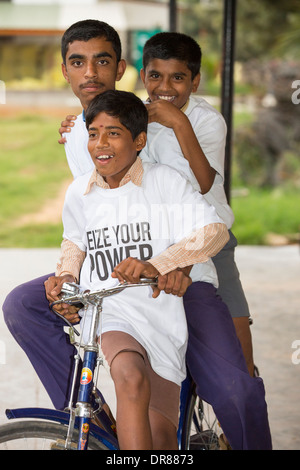 Bambini indossare il WWF cogliere il vostro potere T shirt, una campagna per promuovere le fonti di energia rinnovabili, Bangalore, India. Foto Stock