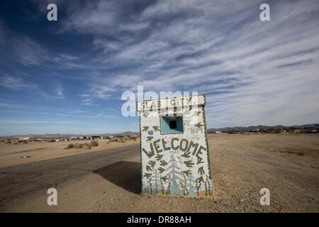 Gen. 4, 2014 - Palm Springs, California, Stati Uniti - Il gateway di bramma in città è visibile su Gennaio 4, 2014 in lastra City, California. Città di lastra o lastre è un snowbird campeggio nel deserto del Colorado nel sud-est della California, utilizzato dal veicolo per attività ricreative proprietari e occupanti abusivi da tutto il Nord America. Prende il nome dalle lastre in calcestruzzo che rimangono da abbandonata la II Guerra Mondiale caserma marini di Camp Dunlap. (Credito Immagine: © Ringo Chiu/ZUMAPRESS.com) Foto Stock