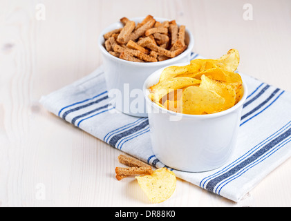 Potato Chips in ceramica bianca ciotola sul tavolo Foto Stock