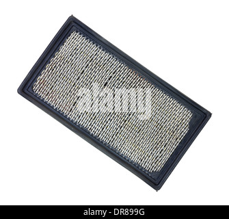 Il lato inferiore di una macchina sporca filtro aria su uno sfondo bianco. Foto Stock