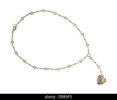 Un argento ciondolo a forma di cuore attaccato a una catena d'argento con imitazioni di perle fini o coltivate su uno sfondo bianco. Foto Stock