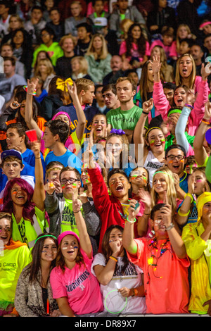 Tifosi locali allietare la loro squadra di casa durante una scuola di notte del gioco del calcio in San Juan Capistrano, CA. Foto Stock