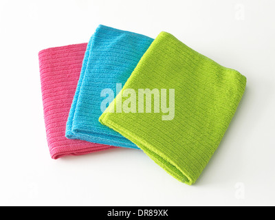 Selezione dei panni in microfibra su sfondo bianco Foto Stock