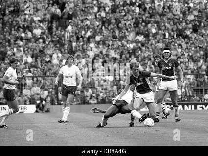 Il calciatore Steve McMahon e Garth truffatori in azione ASTON VILLA V Tottenham Hotspur 22/9/1984 Foto Stock