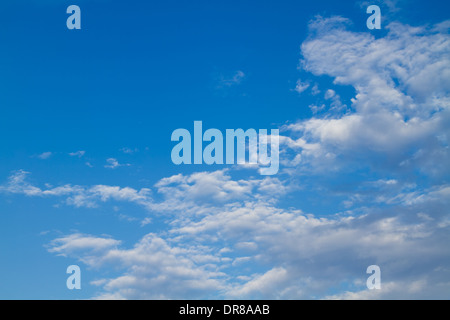 Puffy nuvole bianche insieme contro un perfetto cielo blu. Foto Stock