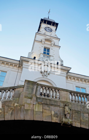 Il Corn Exchange e copia del ponte di Rialto in Leicester market place, UK. Foto Stock