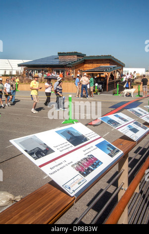 Segni raffiguranti la costruzione di avanzamento di un sperimentale efficiente di energia solare a casa al Solar Decathlon a Irvine, CA, il telaio di una casa concorrente progettato dagli studenti da West Virginia University in mostra. La concorrenza internazionale è sponsor Foto Stock