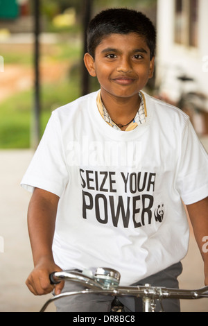 Bambini indossare il WWF cogliere il vostro potere T shirt, una campagna per promuovere le fonti di energia rinnovabili, Bangalore, India. Foto Stock