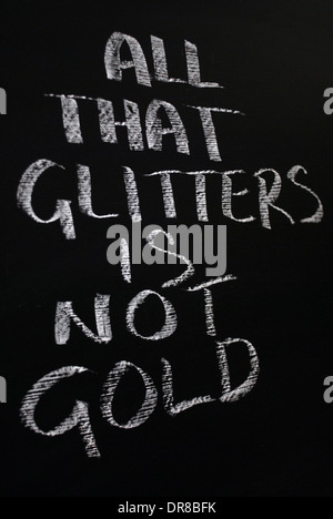 Chalk iscritto- tutto ciò che luccica non è oro.- parole scritte su una lavagna. Foto Stock