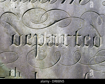 Close-up di ornati incisi corsivo scritta sulla pietra tombale, St Mary sagrato, melton mowbray, leicestershire, England, Regno Unito Foto Stock