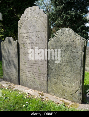 Vecchie lapidi con ornati incisi caratteri corsivi, st Mary sagrato, melton mowbray, leicestershire, England, Regno Unito Foto Stock