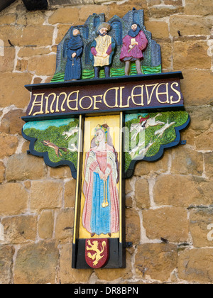 Il vecchio dipinto in legno intagliato segno per Anne of Cleves public house, melton mowbray, leicestershire, England, Regno Unito Foto Stock