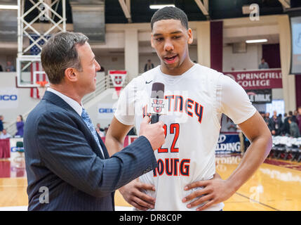 Springfield, MA, Stati Uniti d'America. Xx gen, 2014. Lunedì 20 Gennaio, 2014: Whitney Centro Giovani Jahlil Okafor (22) è intervistato da ESPN dopo la Spalding HoopHall classico gioco tra Oak Hill Academy e Whitney giovane a Blake Arena in Springfield, MA. Bill Shettle / Cal Sport Media. Credito: csm/Alamy Live News Foto Stock