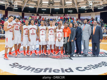 Springfield, MA, Stati Uniti d'America. Xx gen, 2014. Lunedì 20 Gennaio, 2014: Whitney giovane team posano per una foto del team dopo la Spalding HoopHall classico gioco tra Oak Hill Academy e Whitney giovane a Blake Arena in Springfield, MA. Bill Shettle / Cal Sport Media. Credito: csm/Alamy Live News Foto Stock