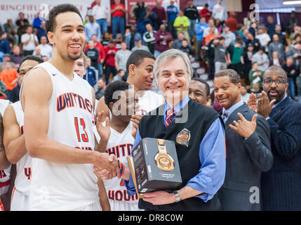 Springfield, MA, Stati Uniti d'America. Xx gen, 2014. Lunedì 20 Gennaio, 2014: Whitney avanti Giovani Paolo bianco (13) è presentato un premio dopo la Spalding HoopHall classico gioco tra Oak Hill Academy e Whitney giovane a Blake Arena in Springfield, MA. Bill Shettle / Cal Sport Media. Credito: csm/Alamy Live News Foto Stock