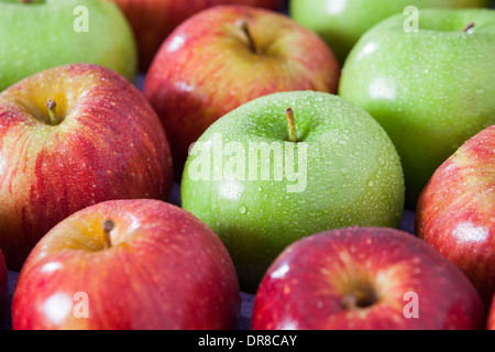 Mele fresche con goccioline di acqua Foto Stock