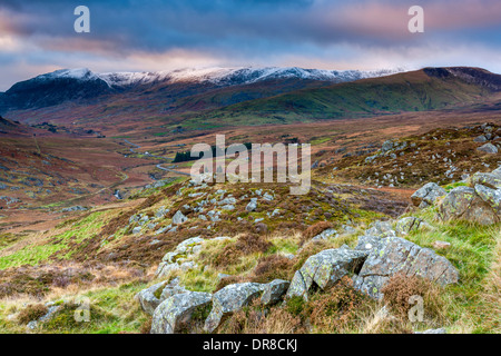 Vista al di sopra di Capel Curig, guardando verso la valle Ogwen e la coperta di neve Carnedd Mountain Range, Snowdonia National Park. Foto Stock