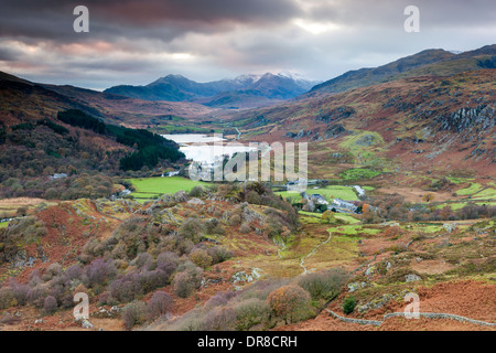 Vista al di sopra di Capel Curig con Mount Snowdon in background, Parco Nazionale di Snowdonia, Gwynedd, Wales, Regno Unito, Europa. Foto Stock