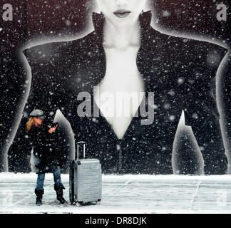 New York, NY, STATI UNITI D'AMERICA. Xxi gen, 2014. Un pedone prende le foto di scena di tempesta di neve vicino a Times Square a New York City, Stati Uniti a gennaio 21, 2014. Credito: Xinhua/Alamy Live News Foto Stock