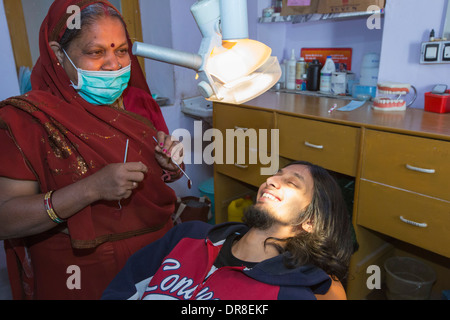 Un dentista a piedi nudi, chi è addestrato per eseguire le attività fondamentali di odontoiatria presso il Barefoot College a Tilonia, Rajasthan, India. Foto Stock