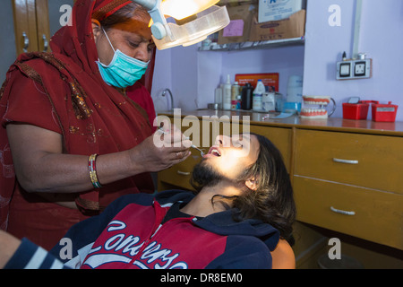 Un dentista a piedi nudi, chi è addestrato per eseguire le attività fondamentali di odontoiatria presso il Barefoot College a Tilonia, Rajasthan, India. Foto Stock