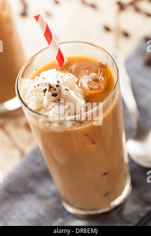 Voglia di caffè ghiacciato con la crema in un bicchiere Foto Stock