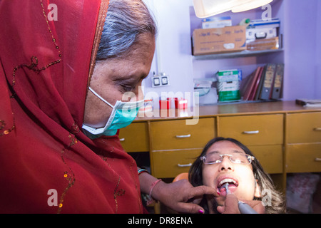 Un dentista a piedi nudi, chi è addestrato per eseguire le attività fondamentali di odontoiatria presso il Barefoot College a Tilonia, Rajasthan, India. Foto Stock