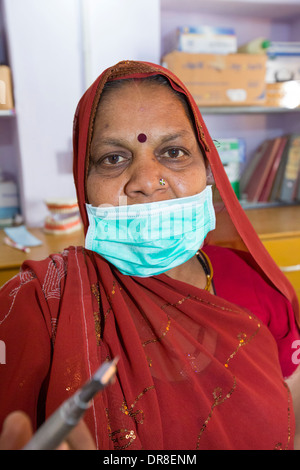 Un dentista a piedi nudi, chi è addestrato per eseguire le attività fondamentali di odontoiatria presso il Barefoot College a Tilonia, Rajasthan, India. Foto Stock