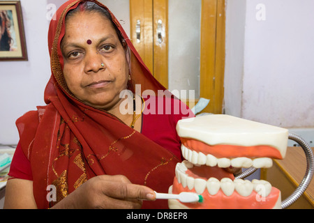 Un dentista a piedi nudi, chi è addestrato per eseguire le attività fondamentali di odontoiatria presso il Barefoot College a Tilonia, Rajasthan, India. Foto Stock