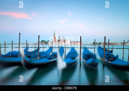 Gondole a Riva degli Schiavoni Gondola pier sul Canale Grande e San Giorgio di maggiore chiesa in Venezia Foto Stock