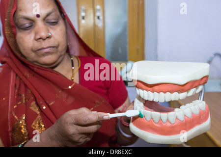 Un dentista a piedi nudi, chi è addestrato per eseguire le attività fondamentali di odontoiatria presso il Barefoot College a Tilonia, Rajasthan, India. Foto Stock