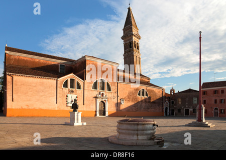 Burano, Venezia - Piazza Baldassare Galuppi e inclinando la torre della chiesa di San Martino a Burano, Italia; Chiesa di San Martini Foto Stock