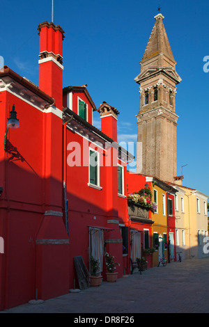 Burano, Venezia - inclinabile torre della chiesa di San Martino a Burano, laguna veneziana, Italia Chiesa di San Martini Foto Stock