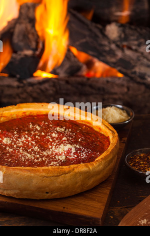 Lo stile di Chicago Deep Dish pizza al formaggio con salsa di pomodoro Foto Stock