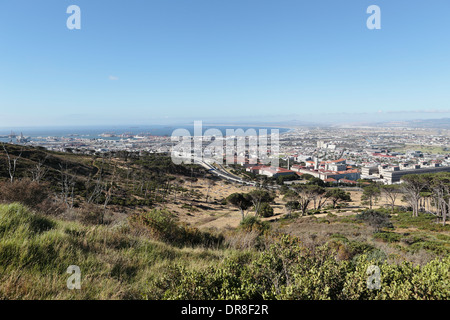 Vista aerea di Table Bay e Table Bay Harbor, da Devil's Peak a Cape Town, con Groote Schuur hospital sulla destra Foto Stock