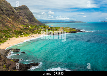 Vista di Makapuu Beach e le montagne Koolau guardando verso Waimanalo Bay su Oahu, Hawaii Foto Stock