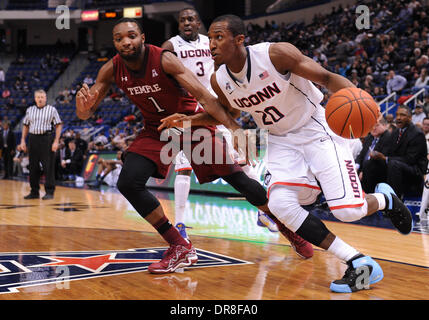 Hartford, CT, Stati Uniti d'America. Xxi gen, 2014. Martedì 21 Gennaio 2014: Connecticut Huskies guard-avanti Lasan Kromah (20) pilota al cestello passato tempio gufi guard Josh marrone (1) durante la prima metà del NCAA pallacanestro tra il Tempio vs Connecticut all XL centro di Hartford, CT. Bill Shettle / Cal Sport Media. Credito: csm/Alamy Live News Foto Stock