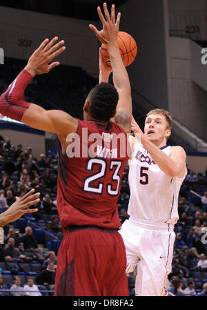 Hartford, CT, Stati Uniti d'America. Xxi gen, 2014. Martedì 21 Gennaio 2014: Connecticut Huskies avanti Niels Giffey (5) germogli oltre il tempio di gufi center Devontae Watson (23) durante la prima metà del NCAA pallacanestro tra il Tempio vs Connecticut all XL centro di Hartford, CT. Bill Shettle / Cal Sport Media. Credito: csm/Alamy Live News Foto Stock