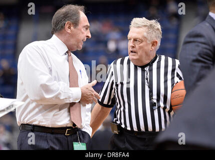 Hartford, CT, Stati Uniti d'America. Xxi gen, 2014. Martedì 21 Gennaio 2014: Temple Owls head coach Fran Dunphy parla di un funzionario durante la prima metà del NCAA pallacanestro tra il Tempio vs Connecticut all XL centro di Hartford, CT. Bill Shettle / Cal Sport Media. Credito: csm/Alamy Live News Foto Stock