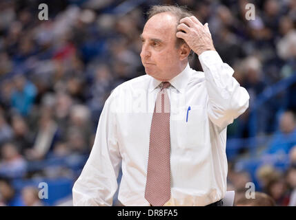 Hartford, CT, Stati Uniti d'America. Xxi gen, 2014. Martedì 21 Gennaio 2014: Temple Owls head coach Fran Dunphy guarda dal margine durante la prima metà del NCAA pallacanestro tra il Tempio vs Connecticut all XL centro di Hartford, CT. Bill Shettle / Cal Sport Media. Credito: csm/Alamy Live News Foto Stock