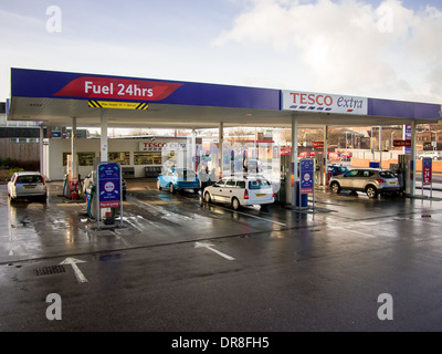 Un Tesco extra 24 ore stazione di benzina Foto Stock