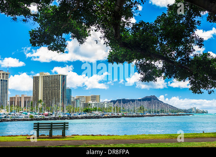 Una vista di Ala Wai Marina, Waikiki e Diamond Head dalla magica isola di Oahu, Hawaii Foto Stock