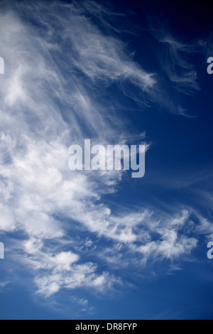 Un contrasty blu cielo nuvoloso fotografato durante il giorno Foto Stock