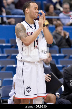 Hartford, CT, Stati Uniti d'America. Xxi gen, 2014. Martedì 21 Gennaio 2014: Connecticut Huskies guard Shabazz Napier (13) applaude dal margine durante la seconda metà del NCAA pallacanestro tra il Tempio vs Connecticut all XL centro di Hartford, CT. UConn è andato a sbattere Tempio 90-66. Bill Shettle / Cal Sport Media. Credito: csm/Alamy Live News Foto Stock