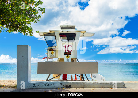 Bagnino di salvataggio di casa sulla spiaggia e si affaccia sull'oceano Foto Stock