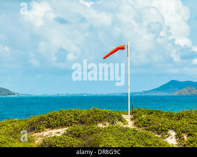 Una manica a vento soffia nel vento al di sopra di Waimanalo Bay su Oahu, Hawaii Foto Stock