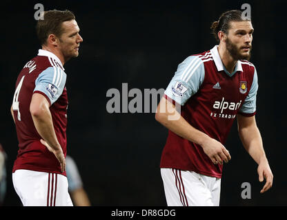 Londra. Xxi gen, 2014. Andy Carroll (R) e Kevin Nolan del West Ham United sguardo sconsolato durante il Capital One Cup (Coppa di Lega) semifinale seconda gamba match tra il West Ham United e il Manchester City a Upton Parkin Londra, Gran Bretagna a gennaio 21, 2014. West Ham United perso 0-3 e è stato squalificato per la finale con 0-9 in aggregato. © Wang Lili/Xinhua/Alamy Live News Foto Stock