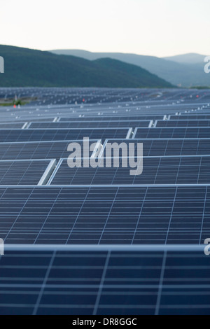 Il sole tramonta su un campo di pannelli solari vicino al completamento installazione in Adams, Massachusetts. Foto Stock